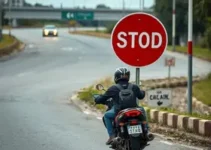 motociclista transportando placa de trânsito