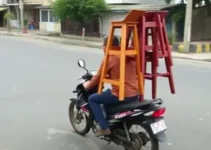 motociclista transportando banquinhos