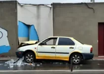 carro atinge muros