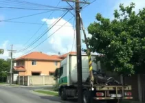 carreta derruba poste em Cachoeiro
