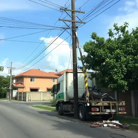 carreta derruba poste em Cachoeiro