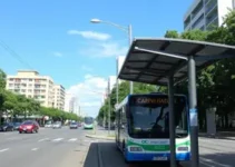 ponto de ônibus na Avenida Jones dos Santos Neves